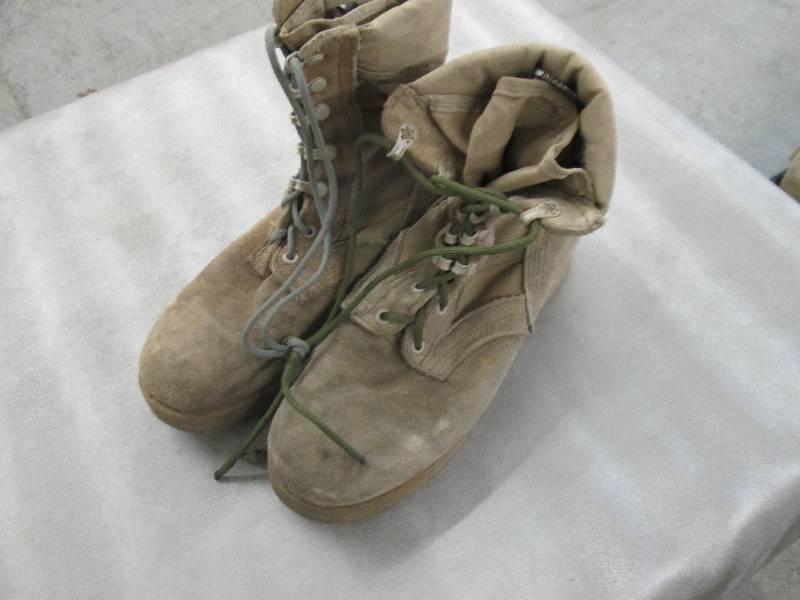 lot 29 image: Desert Tan Suede Military Boots - 7...