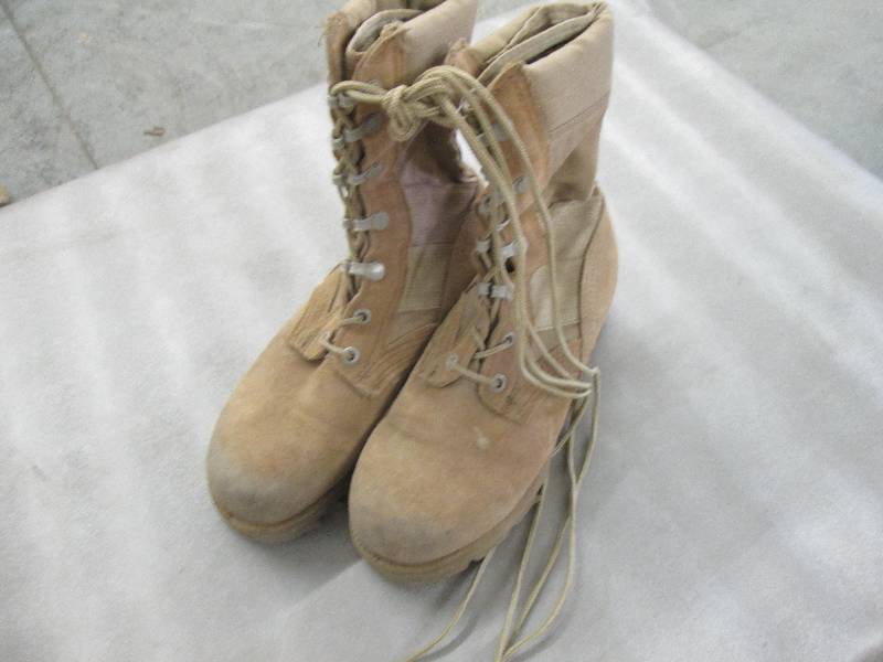 lot 30 image: Desert Tan Suede Military Boots - 3...