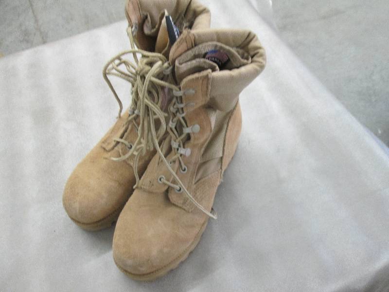 lot 31 image: Desert Tan Suede Military Boots - 3...