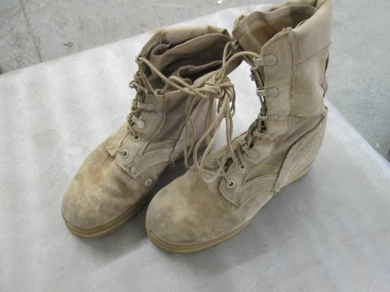 lot 32 image: Desert Tan Suede Military Boots - 3...