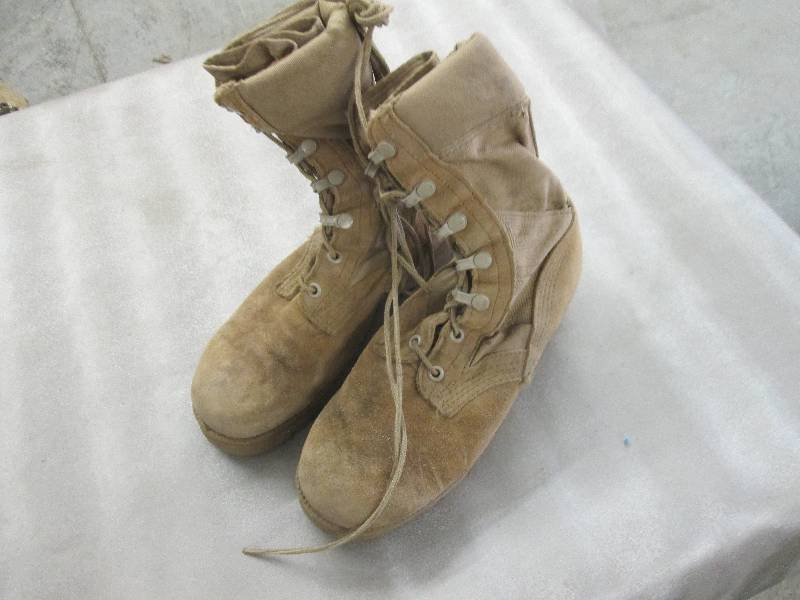 lot 33 image: Desert Tan Suede Military Boots - 3...