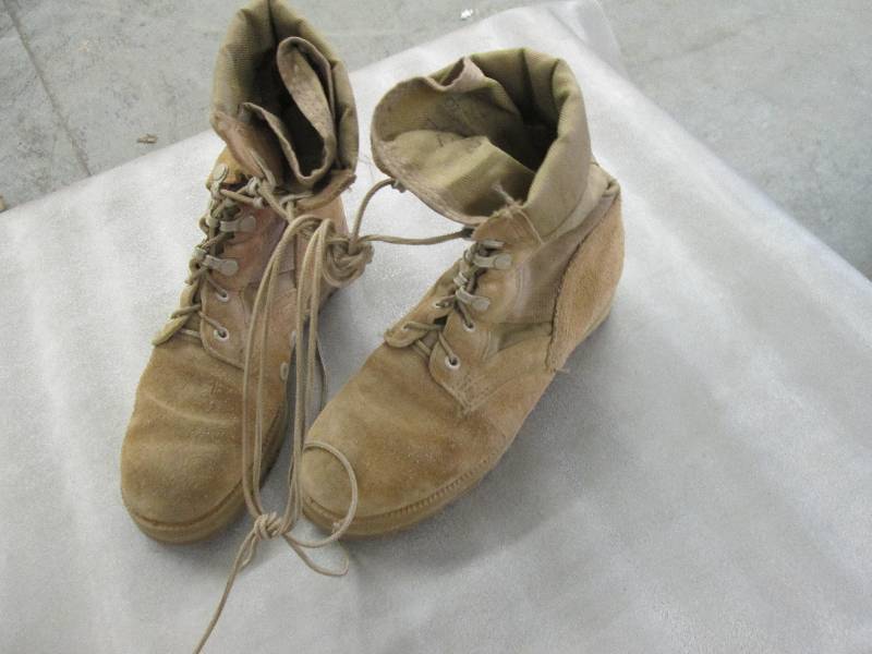 lot 34 image: Desert Tan Suede Military Boots - 3...