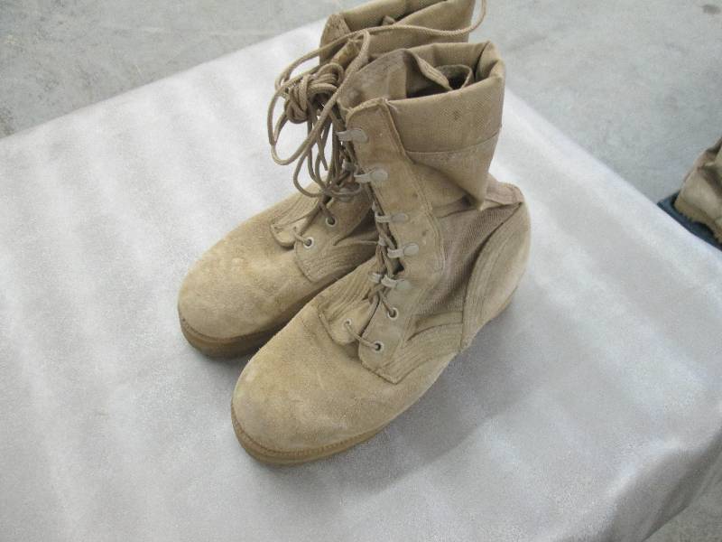 lot 35 image: Desert Tan Suede Military Boots - 3...