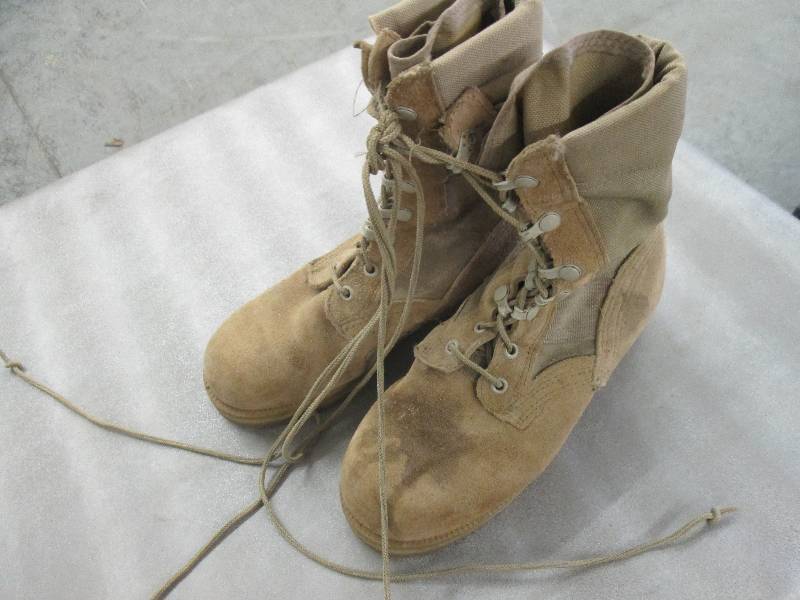 lot 36 image: Desert Tan Suede Military Boots - 3...