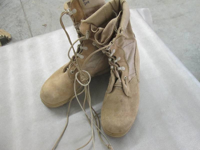 lot 37 image: Desert Tan Suede Military Boots - 3...
