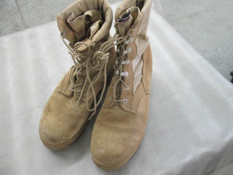 lot 39 image: Desert Tan Suede Military Boots - 9...