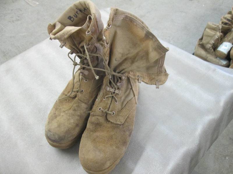 lot 40 image: Desert Tan Suede Military Boots - 8...