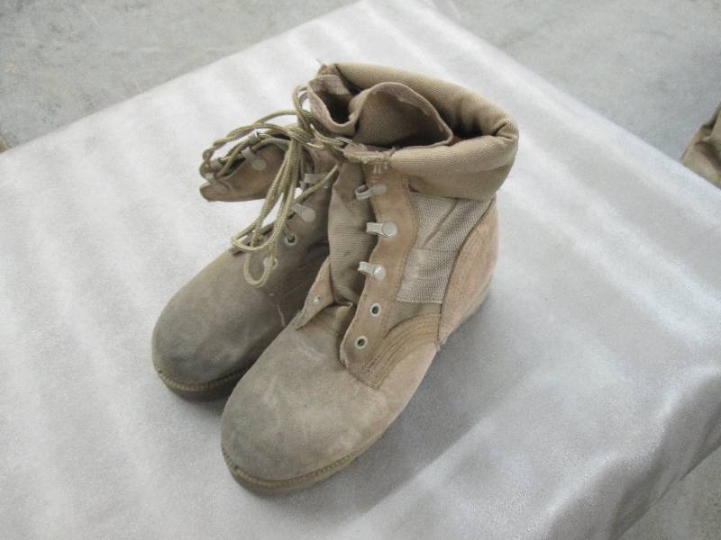 lot 41 image: Desert Tan Suede Military Boots - 3...