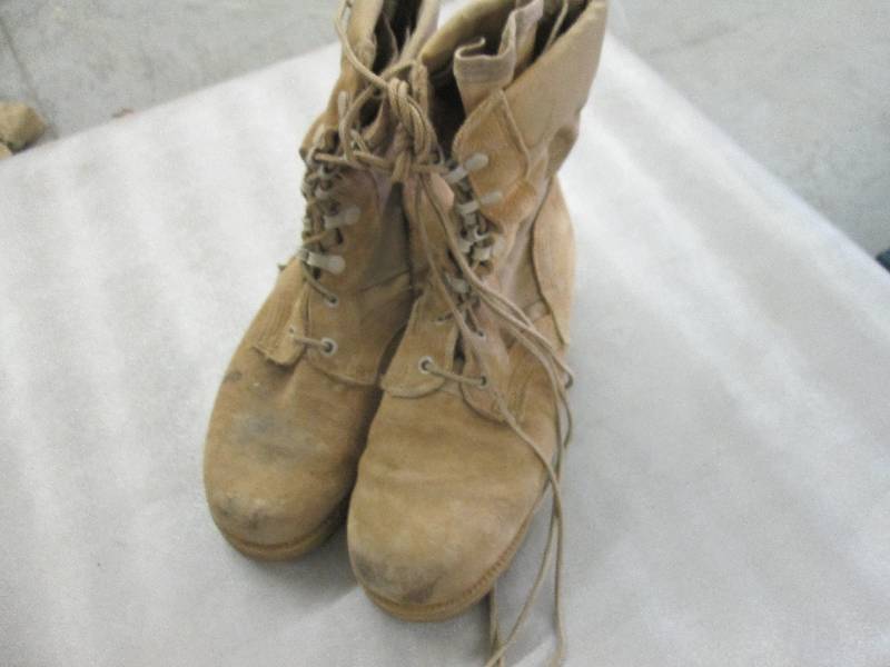 lot 42 image: Desert Tan Suede Military Boots - 3...