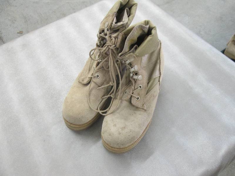 lot 43 image: Desert Tan Suede Military Boots - 3...