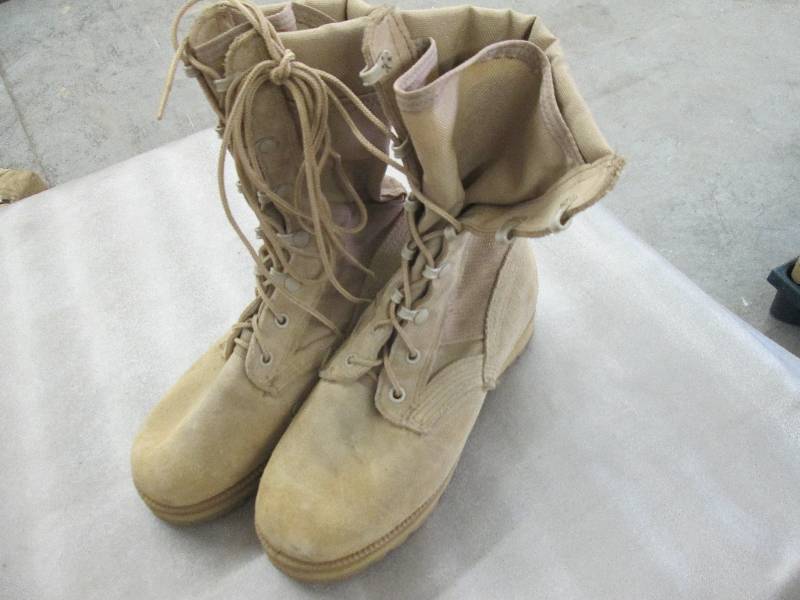 lot 44 image: Desert Tan Suede Military Boots - 3...