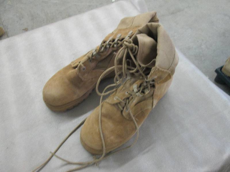 lot 46 image: Desert Tan Suede Military Boots - 3...