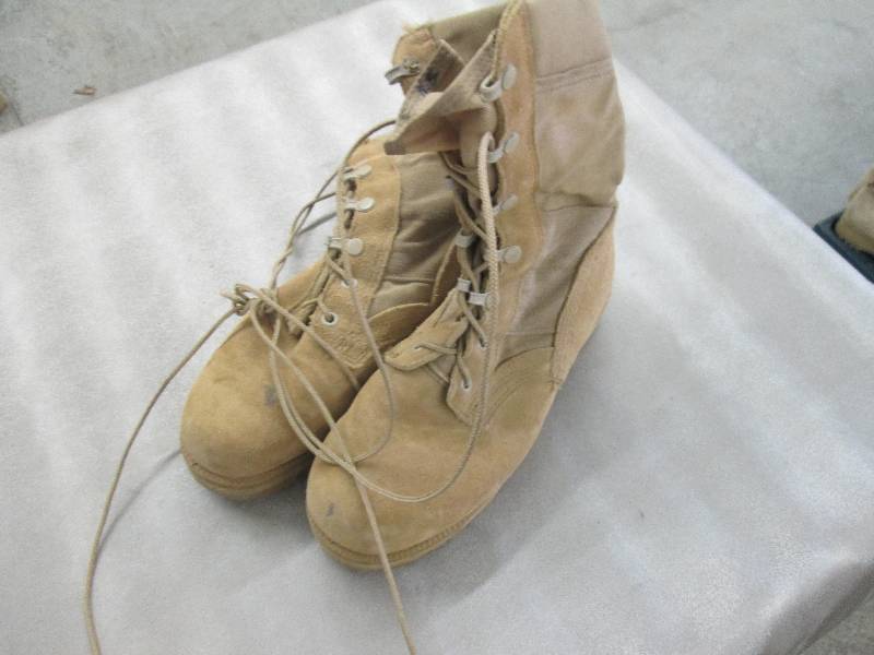 lot 47 image: Desert Tan Suede Military Boots - 3...