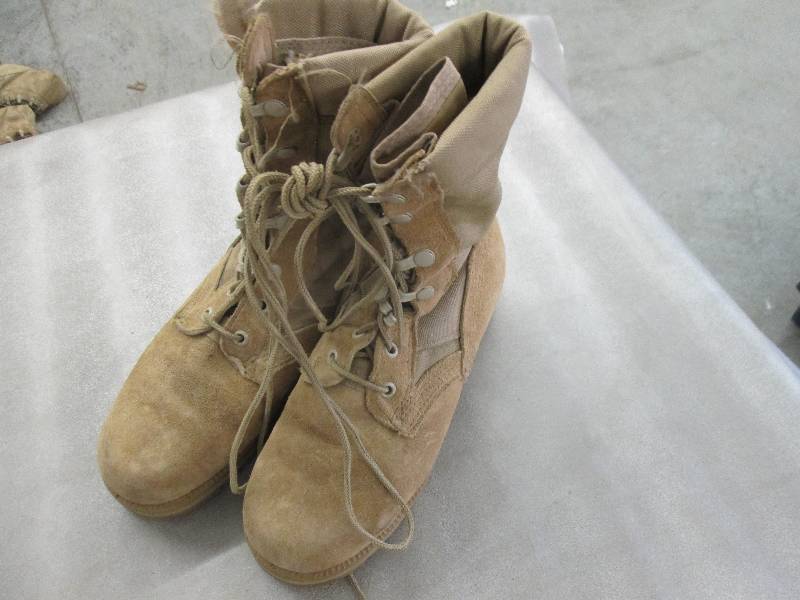 lot 48 image: Desert Tan Suede Military Boots - 3...