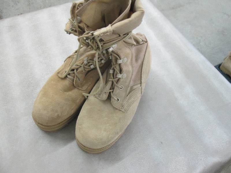 lot 49 image: Desert Tan Suede Military Boots - 3...