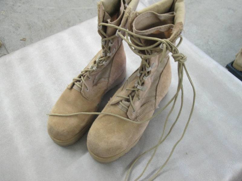 lot 50 image: Desert Tan Suede Military Boots - 3...