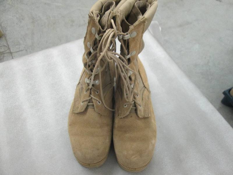 lot 51 image: Desert Tan Suede Military Boots - 3...