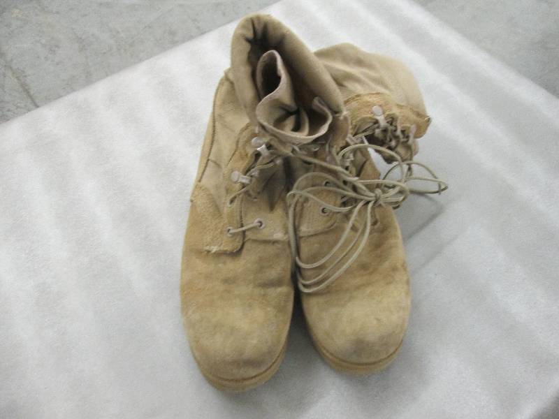lot 52 image: Desert Tan Suede Military Boots - 8...