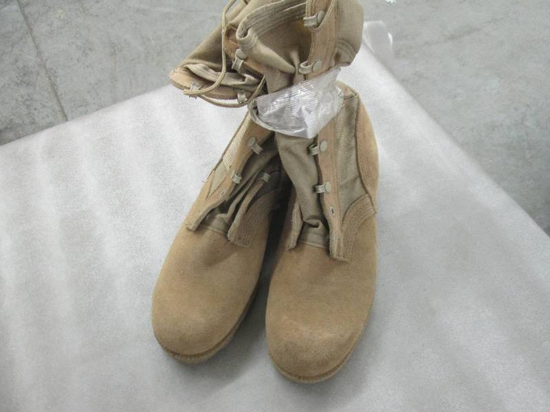 lot 53 image: Desert Tan Suede Military Boots - 7...
