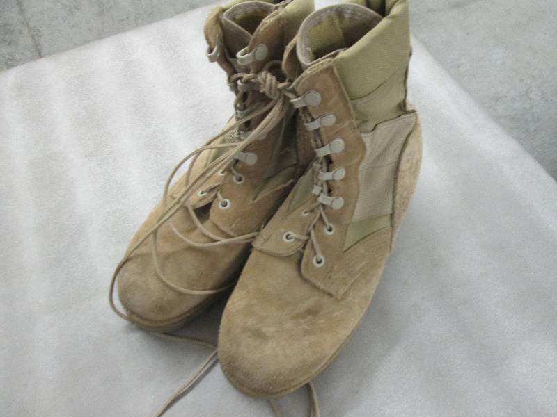 lot 55 image: Desert Tan Suede Military Boots - 3...