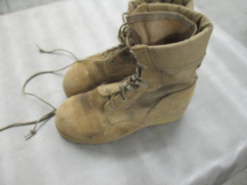 lot 56 image: Desert Tan Suede Military Boots - 3...