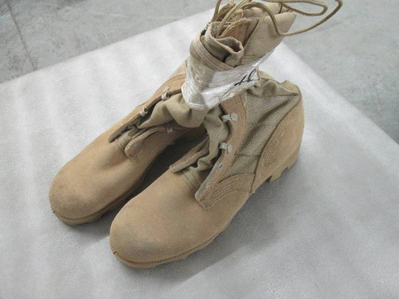lot 57 image: Desert Tan Suede Military Boots - 7...