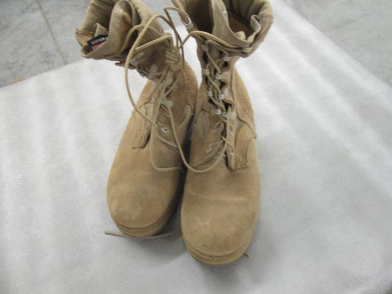 lot 58 image: Desert Tan Suede Military Boots - 7...
