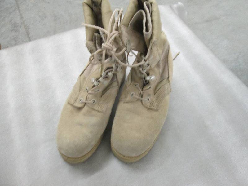 lot 59 image: Desert Tan Suede Military Boots - 3...
