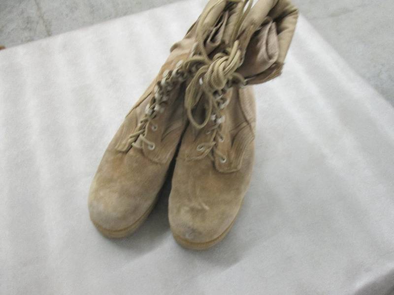 lot 60 image: Desert Tan Suede Military Boots - 3...