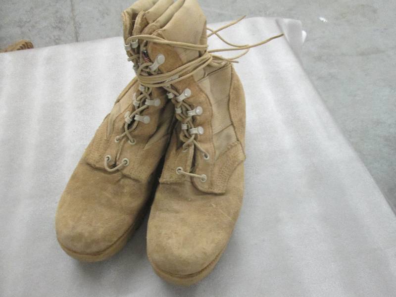 lot 61 image: Desert Tan Suede Military Boots - 9...