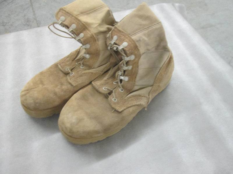 lot 62 image: Desert Tan Suede Military Boots - 1...