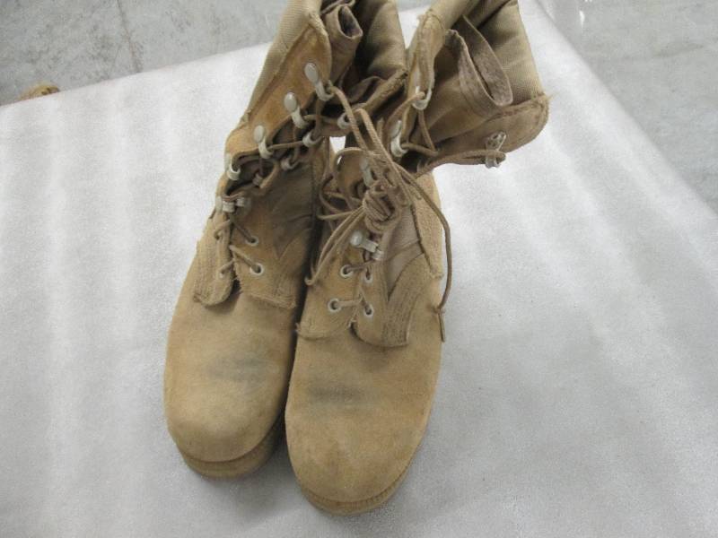 lot 63 image: Desert Tan Suede Military Boots - 3...