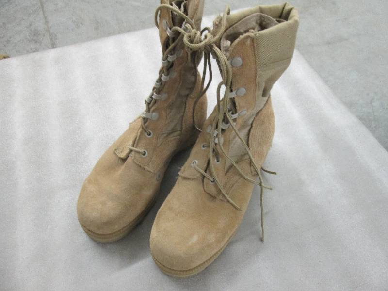 lot 64 image: Desert Tan Suede Military Boots - 3...