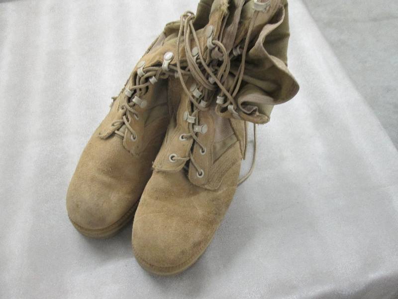 lot 65 image: Desert Tan Suede Military Boots - 3...