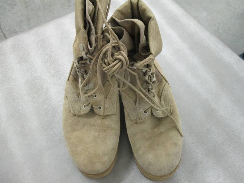lot 66 image: Desert Tan Suede Military Boots - 3...