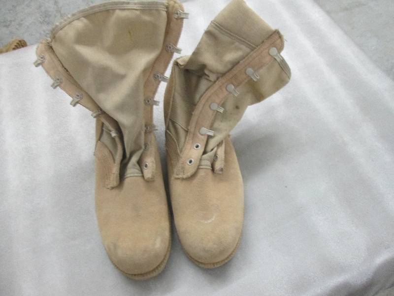 lot 67 image: Desert Tan Suede Military Boots - 7...