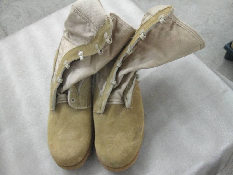 lot 68 image: Desert Tan Suede Military Boots - 7...