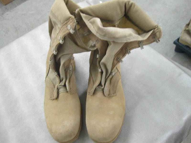 lot 70 image: Desert Tan Suede Military Boots - 7...
