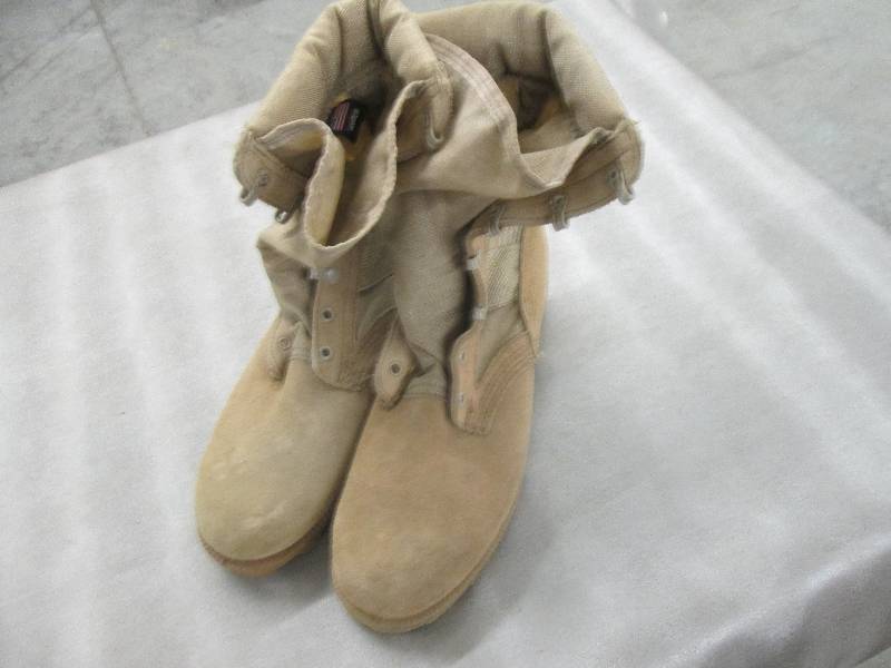 lot 71 image: Desert Tan Suede Military Boots - 7...
