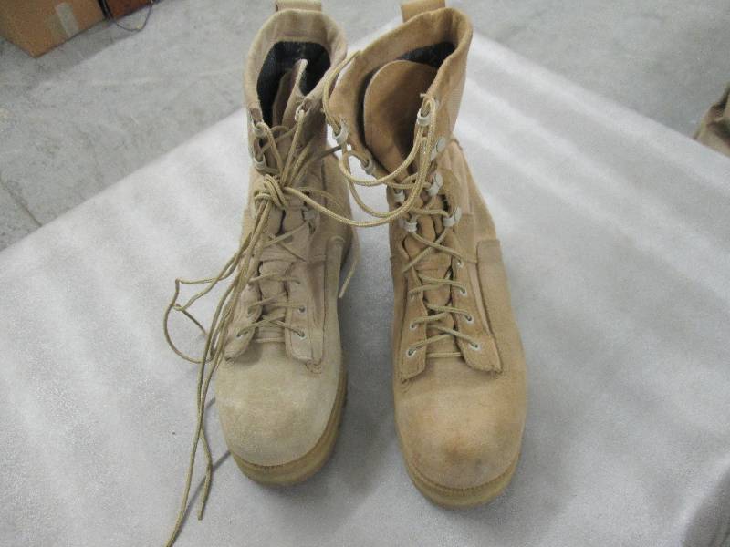 lot 72 image: Desert Tan Suede Military Boots - 7...