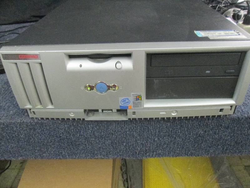 lot 289 image: Compaq Computer tower only, boots t...