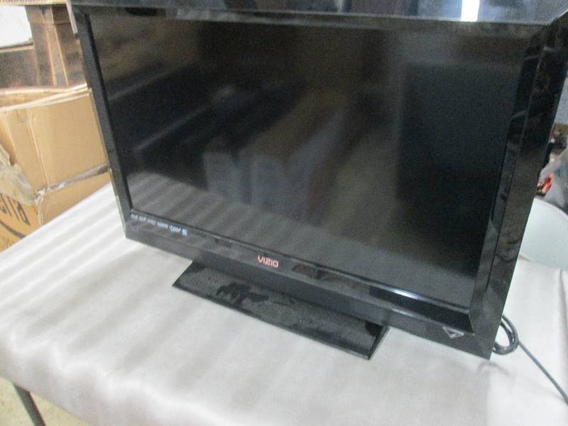 lot 298 image: Vizio 32 inch Flatscreen HDTV - tes...