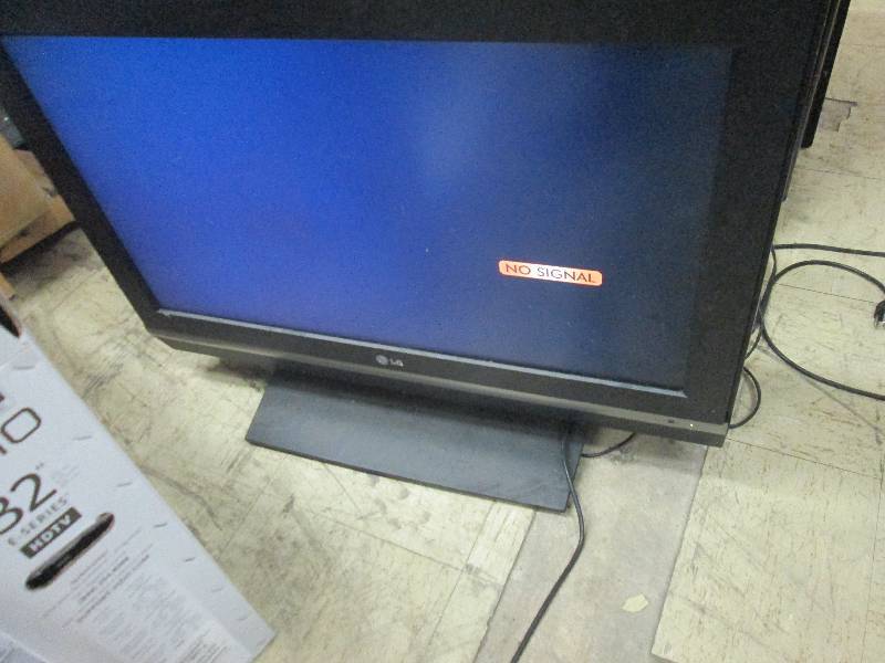 lot 300 image: LG 32 inch Flatscreen TV- tested...