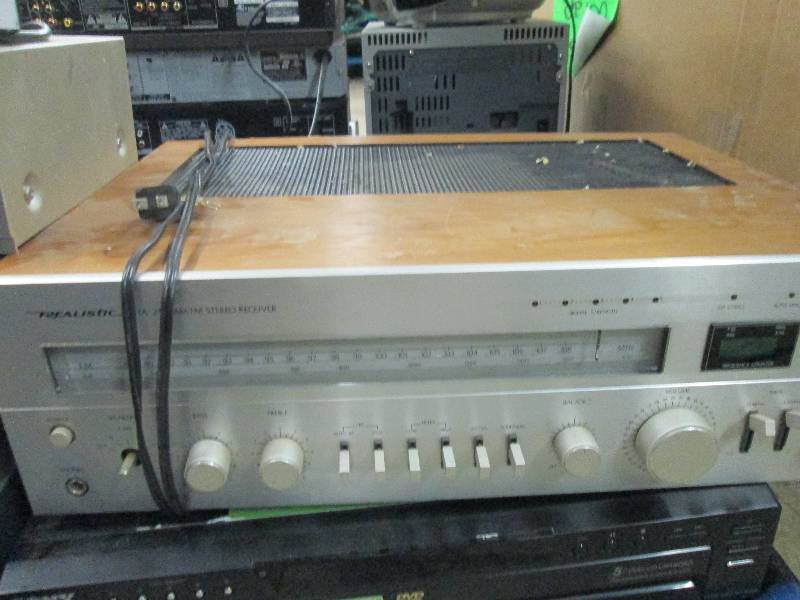 lot 309 image: Realistic Stereo Receiver - powers ...