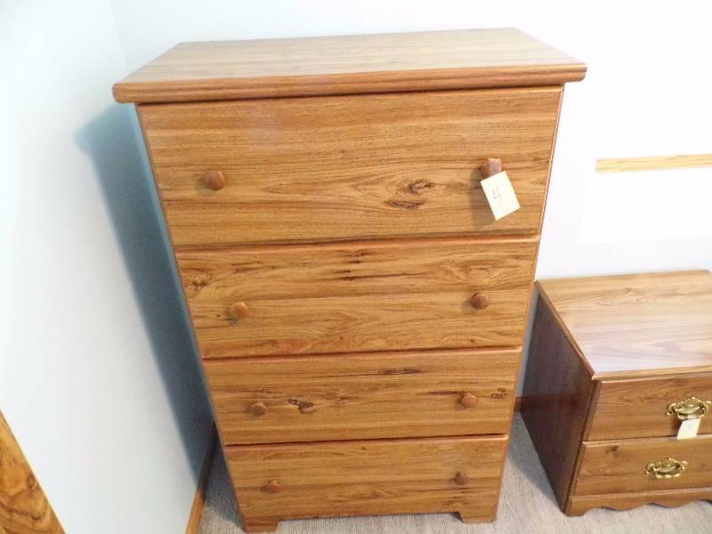 lot 4 image: Dresser