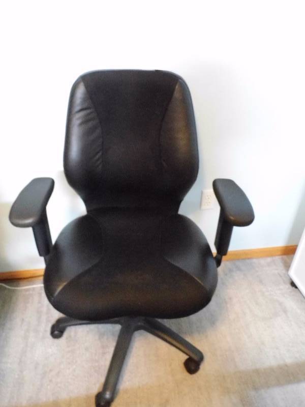 lot 7 image: Desk Chair