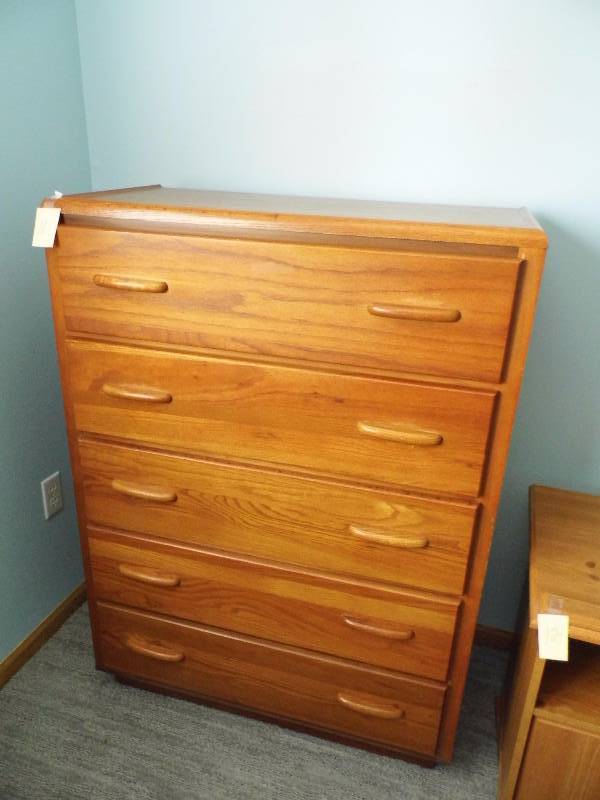 lot 11 image: Dresser