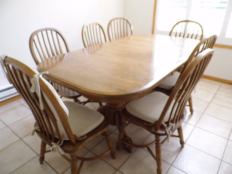 lot 15 image: Table w 8 Chairs