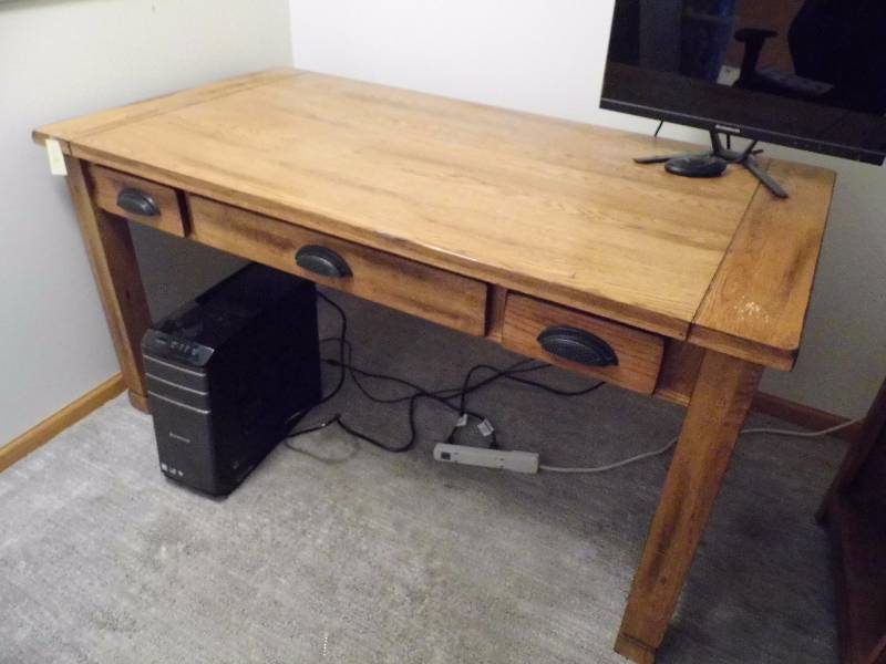 lot 16 image: Desk