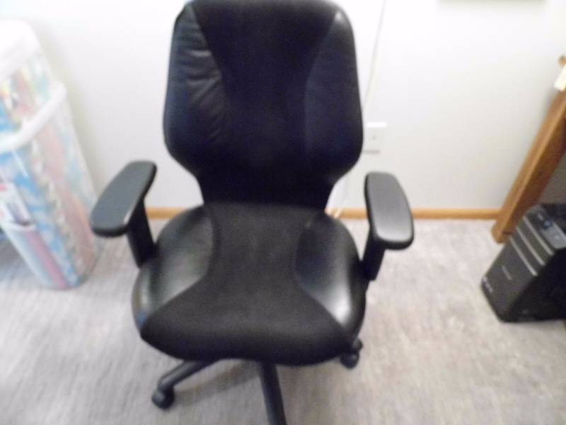 lot 20 image: Desk Chair